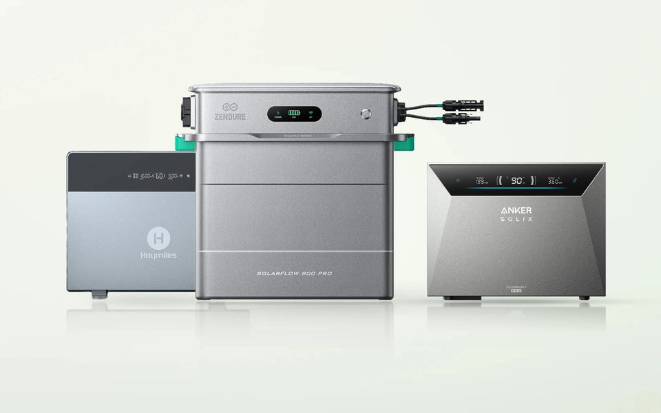 Drei Batteriespeicher für Balkonkraftwerke von Hoymiles, Zendure und Anker Solix nebeneinander auf hellem Hintergrund