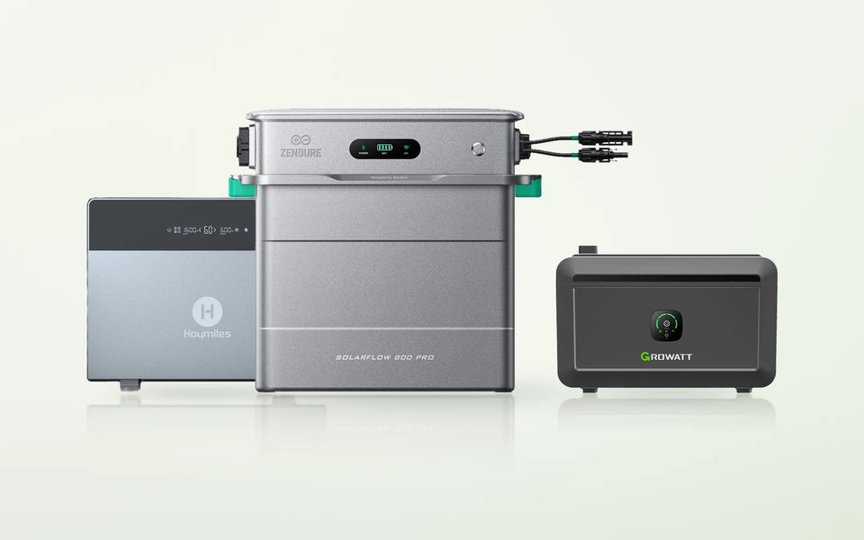 Drei Batteriespeicher für Balkonkraftwerke von Hoymiles, Zendure und Growatt nebeneinander auf hellem Hintergrund