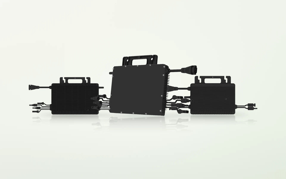 Drei Mikro-Wechselrichter für Solarmodule nebeneinander auf hellem Hintergrund