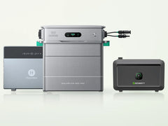 Drei Batteriespeicher für Balkonkraftwerke nebeneinander