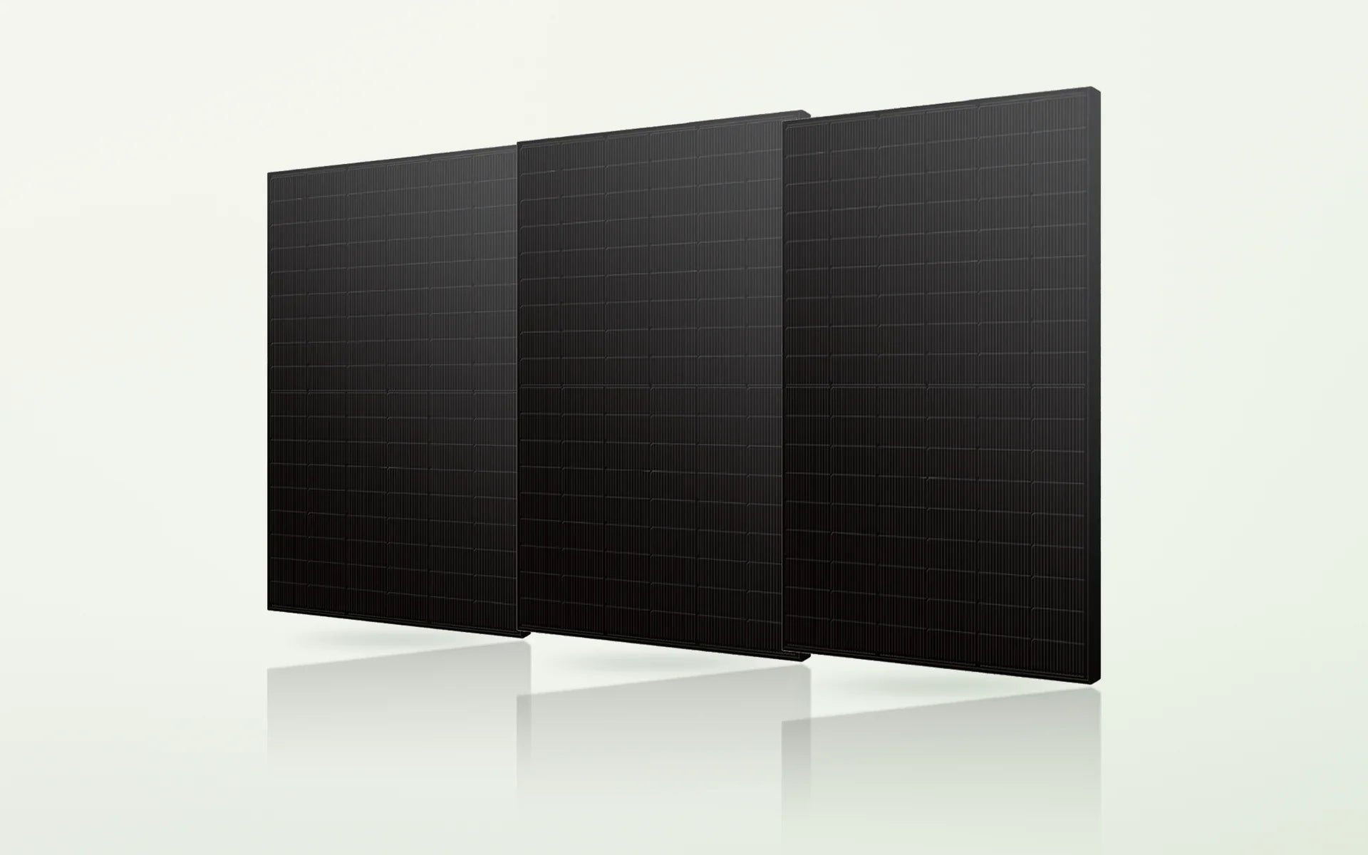 Drei komplett schwarze Solarmodule nebeneinander