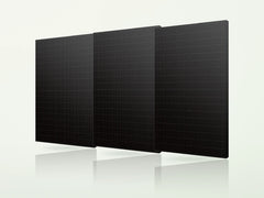 Drei komplett schwarze Solarmodule nebeneinander
