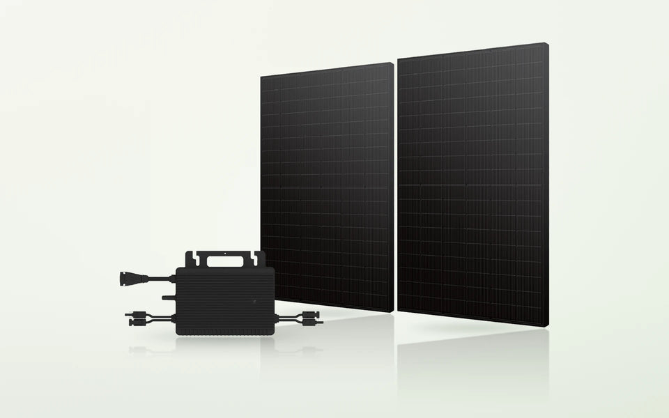 Balkonkraftwerk-Set mit zwei Full-Black-Solarmodulen und Mikro-Wechselrichter auf hellem Hintergrund